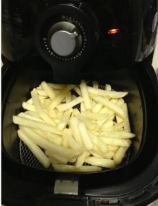 土豆放入空氣炸鍋內(nèi)膽