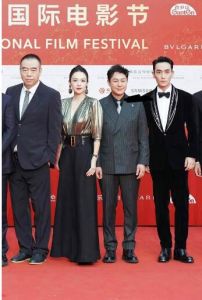 張頌文討好陳凱歌，合影站C位，北影節(jié)后臺才是“名利場”！