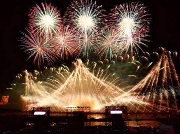 中國(guó)花火大會(huì)“慢城焰火·歌手之夜”花火盛典